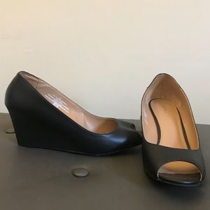 Merona peep toe heel wedges in black